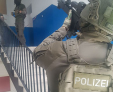 Delegado da PCPR conclui estágio de táticas antiterrorismo da França.