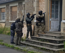 Delegado da PCPR conclui estágio de táticas antiterrorismo da França.