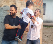Policiais civis presenteiam criança vítima de maus-tratos e lesão corporal em Apucarana