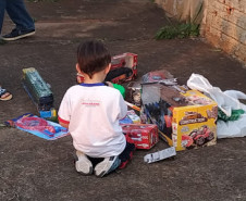 Policiais civis presenteiam criança vítima de maus-tratos e lesão corporal em Apucarana