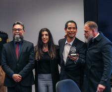 Delegado-geral quebra protocolo e faz homenagem à escrivã de polícia durante solenidade