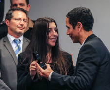 Delegado-geral quebra protocolo e faz homenagem à escrivã de polícia durante solenidade