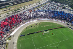 Imagem de drone apresenta milhares de torcedores nas arquibancadas de estádio de futebol