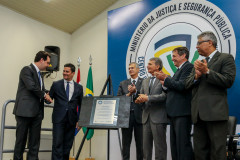 Governador Ratinho Junior cumprimenta o Ministro Sérgio Moro sob aplausos dos demais presentes