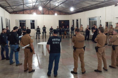 Policiais reunidos