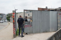 Policiais entram em residência para cumprir mandado de prisão