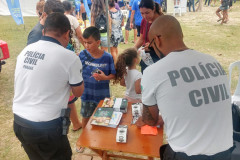 Policiais civis entregam materiais a veranistas.
