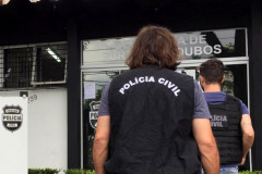 Doia policiais civis entrando em uma delegacia