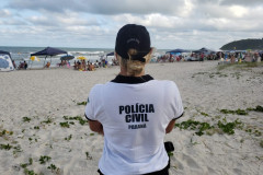 Policial civil faz patrulha na praia