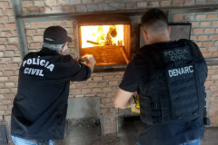 Policiais da PCPR realizando a incineração
