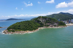 Imagem aérea de ilha no litoral