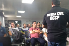 Funcionários da AMBEV atentos à palestra de um policial civil