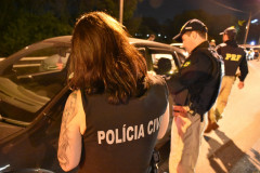 Policial civil autuando motorista