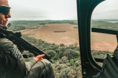 investigadora da PCPR empunha fuzil dentro de helicóptero em operação