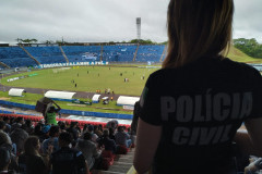 Policial civil na arquibancada na partida entre Londrina e Coritiba