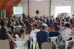 Policial civil ministrando palestras em prevenção ao uso de drogas para jovens