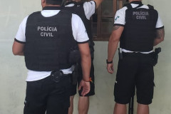 Policiais civis dando cumprimento a mandados de busca e apreensão