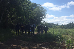 Agentes da segurança caminhando em local da reconstituição do crime