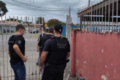 Policiais civis em cumprimento a mandados judiciais em Curitiba