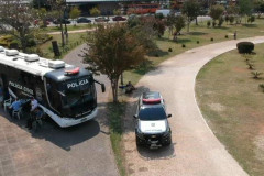 Delegacia Móvel e viatura da PCPR no evento "PCPR nos bairros" em Ponta Grossa