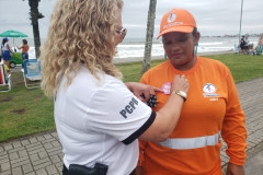 Policial civil colando o adesivo da campanha 