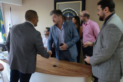 Delegado Alexandre Macorin é cumprimento por colegas de trabalho