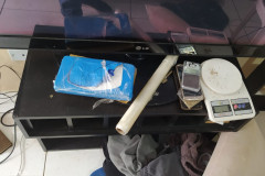Drogas e balança sobre a mesa