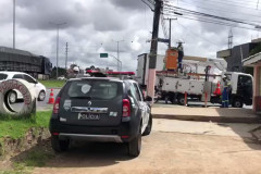 Viatura da policia civil estacionada. Policiais acompanham trabalho da Copel.