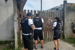 Policiais civis cumprem mandado em casa de suspeitos de tentativa de homicídio em Guaratuba