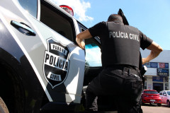 Policial civil entrando na viatura