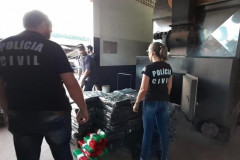 Policiais civis realizando a incineração