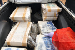 Drogas embaladas no interior de carroceria de veículo