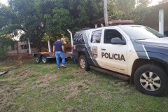 Policial com viatura da PCPR aparecem na foto cumprindo mandado de busca e apreensão em Foz do Iguaçu