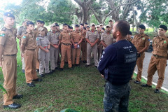 Policial civil ministrando palestra para policiais militares e bombeiros