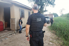 Policiais investigando o local
