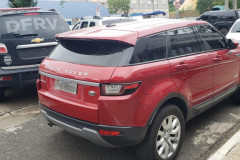 Veículo Range Rover estacionado ao lado de viatura da polícia civil