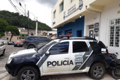 Viatura da PCPR em frente a delegacia