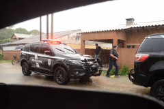 viatura da pcpr e policiais em operação na chuva