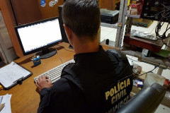 Agente da PCPR verificando material apreendido