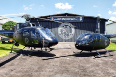 Dois helicópteros da polícia civil em frente ao hangar do GOA