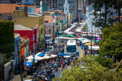 Fotografia em angulo alto mostrando o Largo da Ordem e a movimentação na feira