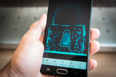 Mão segurando um celular , em primeiro plano, com uma ilustração de cadeado