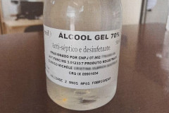Frasco de álcool em gel sobre uma mesa