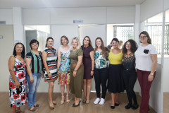Participantes agrupados em pé, posando para foto