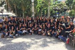 Grupo de mulheres posando para foto