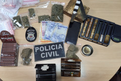 Material apreendido sobre uma mesa
