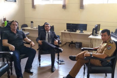 Participantes da reunião sentados, posando para foto.