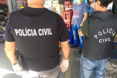 Policiais civis reallizando a ação