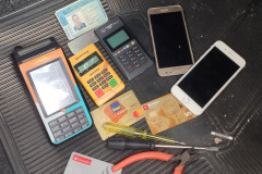 Ferramentas, celulares, cartões de crédito e máquinas de cartão, carteira de motorista no interior de veículo