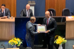 Delegado recebendo o diploma